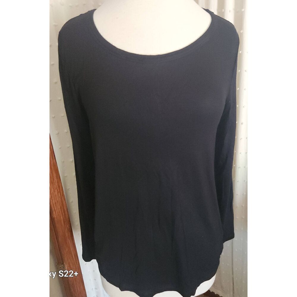 E59 Maurices 24/7 minimalist long-sleeved black t-shirt